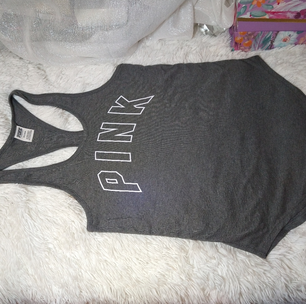 Pink t-shirt color gray with logo in front